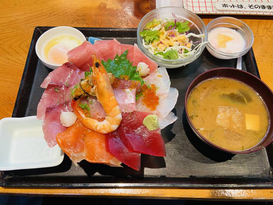 溢れんばかりの海鮮丼